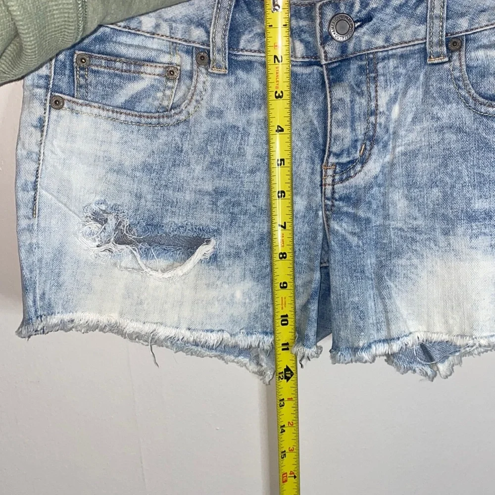 🎱Vintage Light-wash distressed American Eagle jean shorts! - Picture 3 of 9